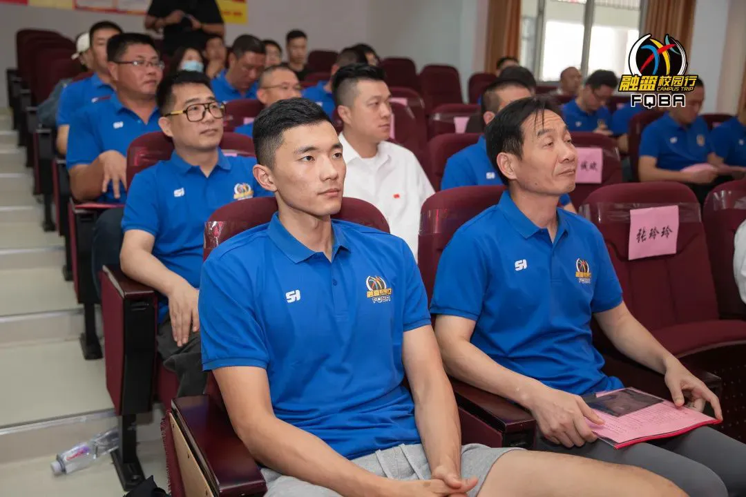 如何在篮球青训营中提升比赛经验?_1